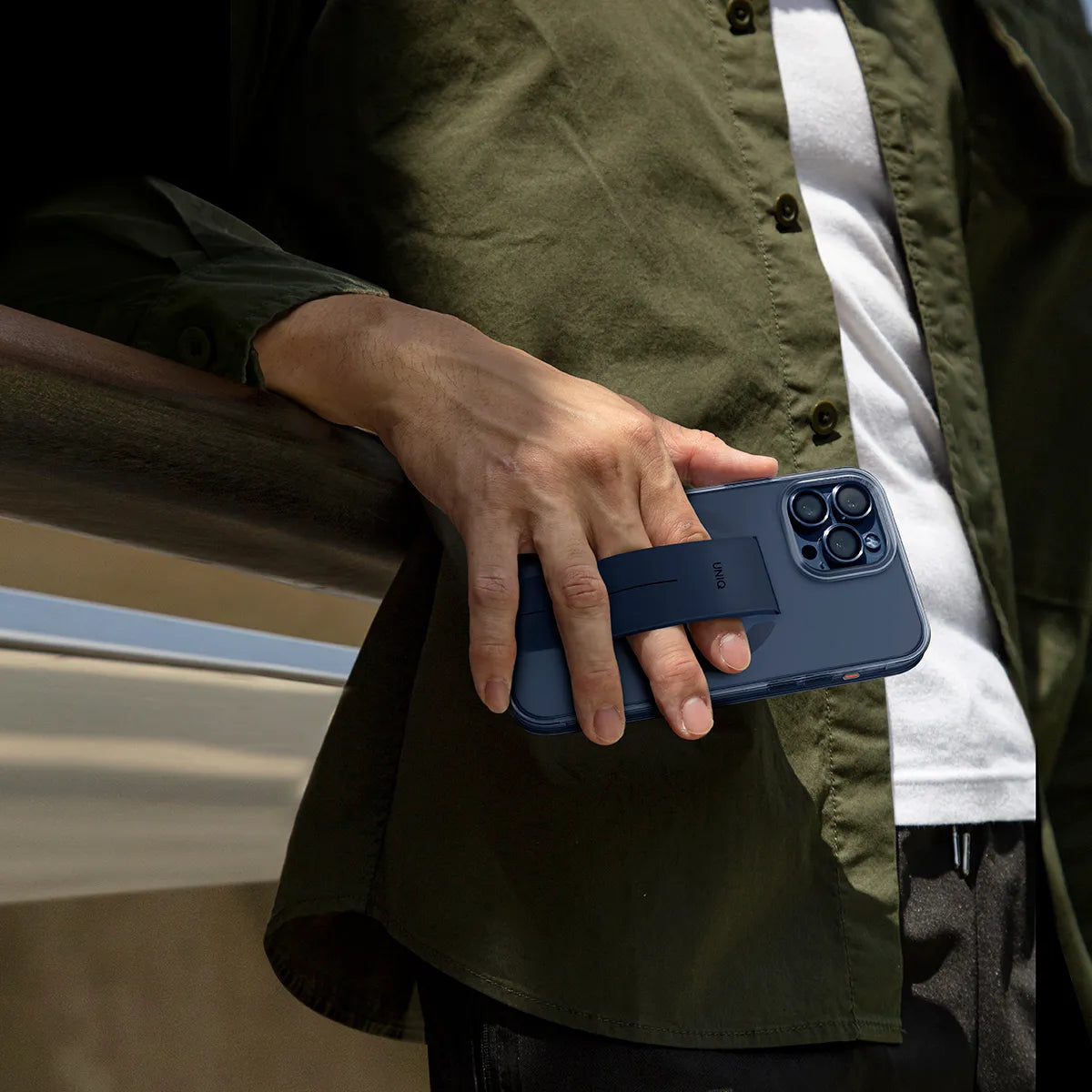 HELDRO (MagClick™) Funda para iPhone 15 Pro Max MagSafe transparente con grip